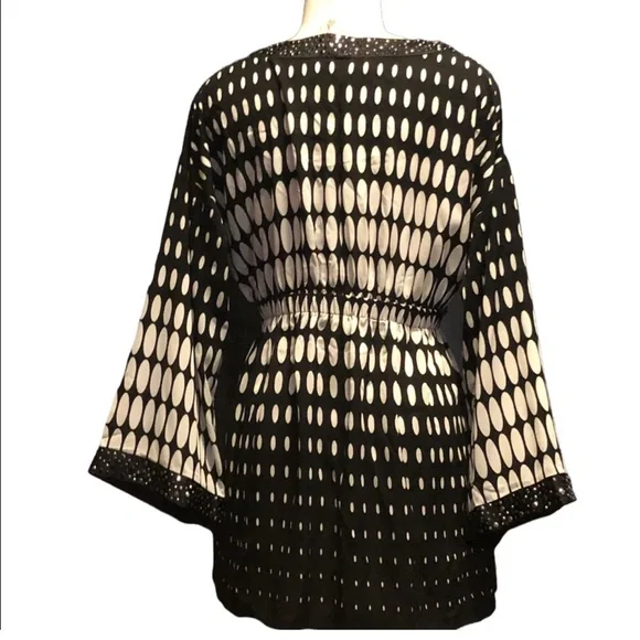 St. John Stylish Black and White Women's Top - Picture 2 of 8